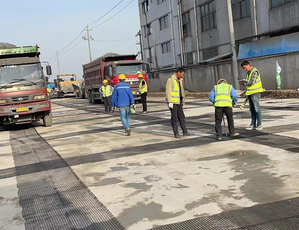 陇川老材料的新故事：玻璃纤维土工格栅如何在‘白改黑’浪潮中重获新生？